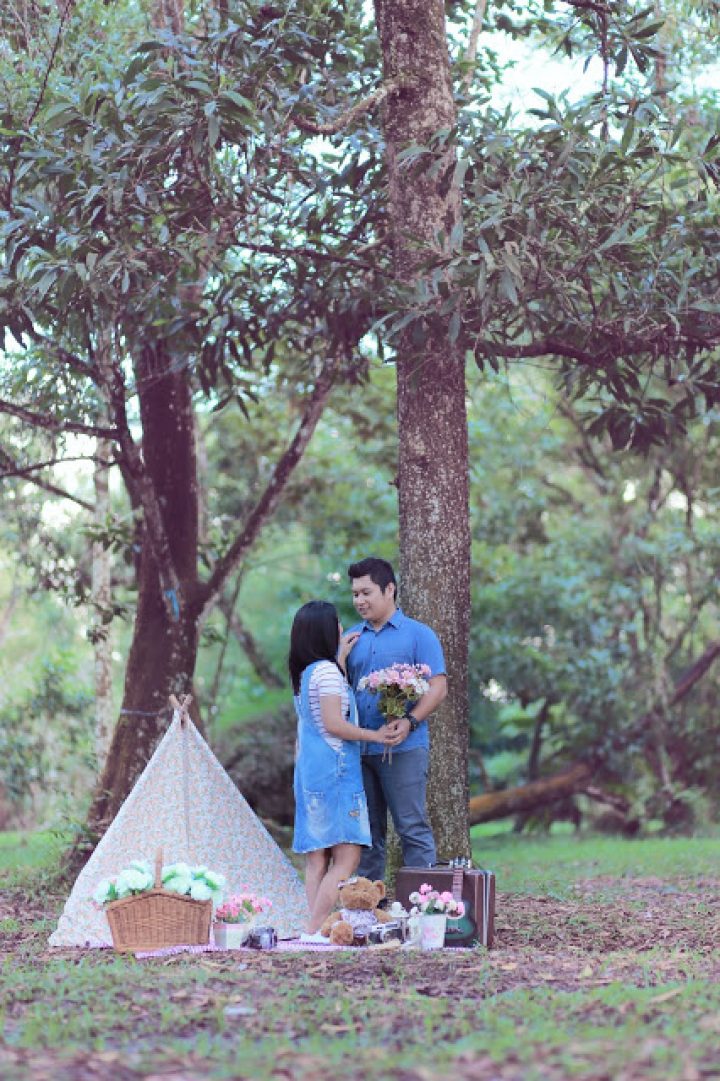 Prewedding Outdoor Pontianak : LOVE Under the tree